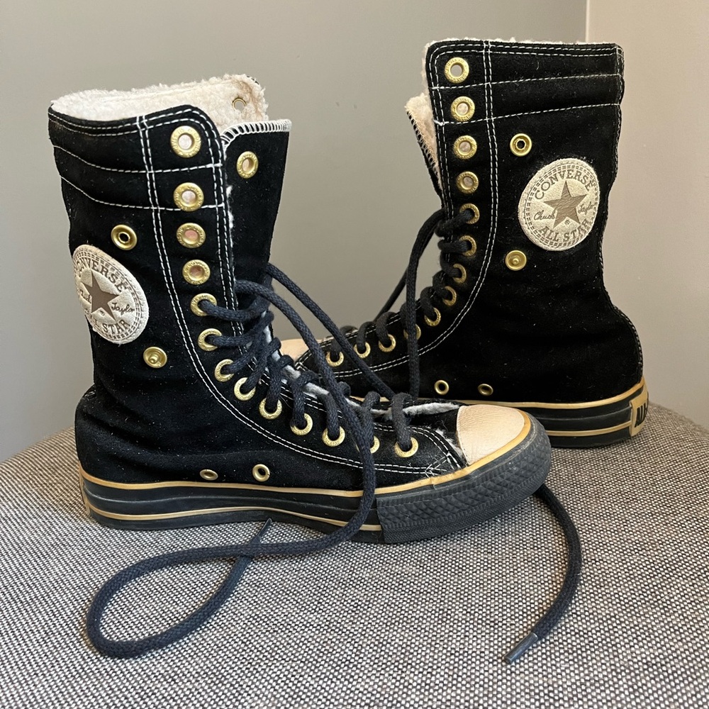Like new converse chuck taylor all stars in black suede. Lined with cream Sherpa